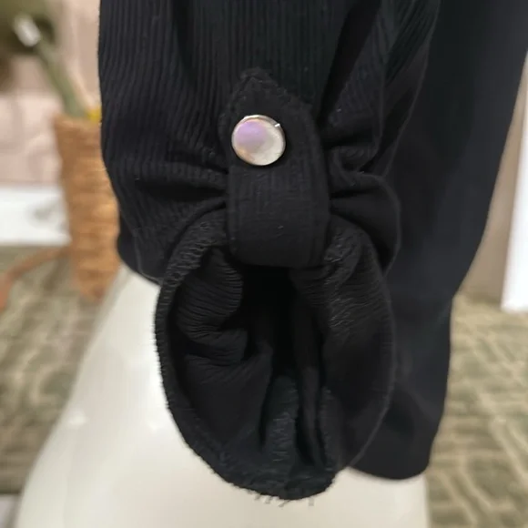 NWT Guess black silver button/snap up v neck collar 3/4 sleeve Medium RIBBED - Picture 7 of 14